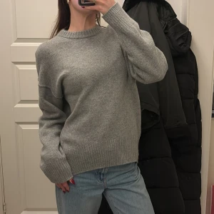Grå stickad ulltröja från Weekday - Oversized gråmelerad stickad ulltröja från Weekday. Använd max 5 gånger 🥰