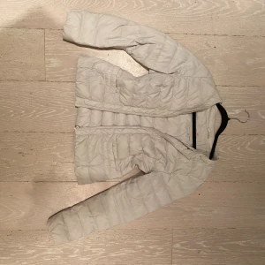 Vit dunjacka - Vit dunjacka med dragkedja 