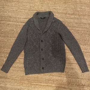 Grå kofta - Riktigt skön och varm grå kofta som är perfekt nu till vintern inför de kyligare dagarna ❄️                                  Vet ej vart den är ifrån då lapparna saknas men är ganska säker på att den är ifrån Ralph Lauren.          Skick: 8/10.                                                                         Skriv vid frågor och kolla in min profil för andra feta plagg🙌