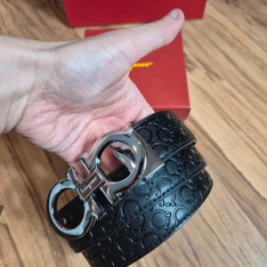 Svart skärp från Salvatore Ferragamo - Kom pv ifall du har några frågor
