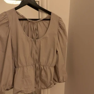 Beige blus med puffärm och knyt - Jättesöt blus i storlek M men passar även XS och S❤️