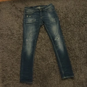 Mörkblå skinny jeans med slitningar - Dondup George, Storlek/31, skick 8/10
