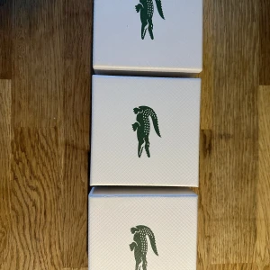 Lacoste Armband - Säljer en stilren klocka från Lacoste med silverfärgat armband i metall och klassisk design. Klockan levereras i originalförpackning med Lacoste-logga och etikett. Perfekt accessoar för dig som gillar minimalistisk och snygg stil.