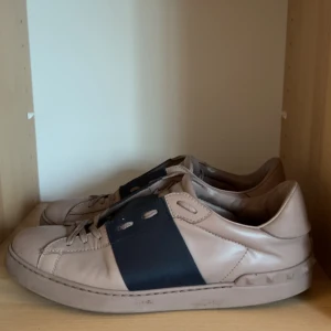 Valentino Garavani sneakers beige/blå - Snygga Valentines i beige och blå färg! Unikt och snyggt, perfekt till en chill outfit! Pris kan diskuteras snabbköp! HÖR AV DIG OM DU HAR NÅGON FRÅGA👌