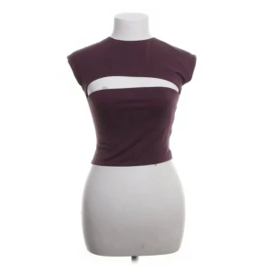 2000s topp - cut out topp från asos i storlek s. använd ”köp nu”. 19/9-2025