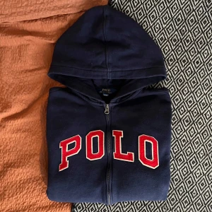 Polo Ralph Lauren Zip Hoodie - Säljer denna snygga Polo Ralph Lauren Hoodien i storlek S. Hoodien är i mycket fint skick, inga defekter!
