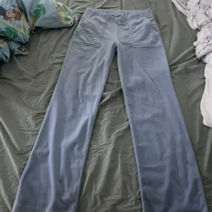 Juciy byxor storlek s - Hej, jag säljer mina juciy byxor som jag fick i julklapp, dom är nästan inte använda och tvättade fåtal gånger, dock ett litet hål på höger ben som man inte tänker på när dom sitter på, köpta för 1200 säljer för 700kr ,tveka inte att höra av er, hör gärna av er vid någon fråga.