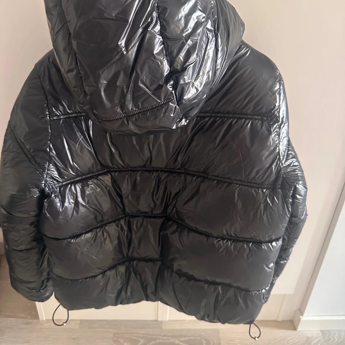 Svart pufferjacka med huva - 1