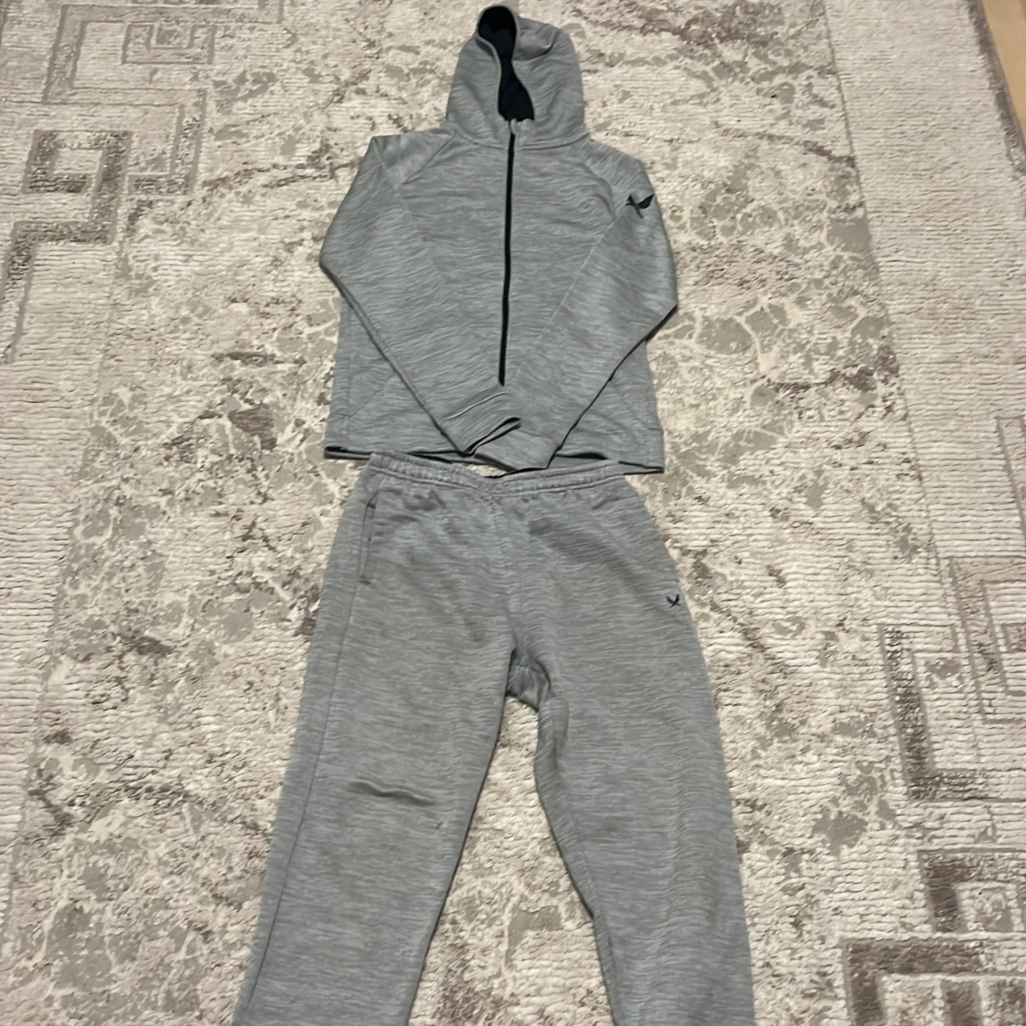 Grå hoodie från SOC med dragkedja