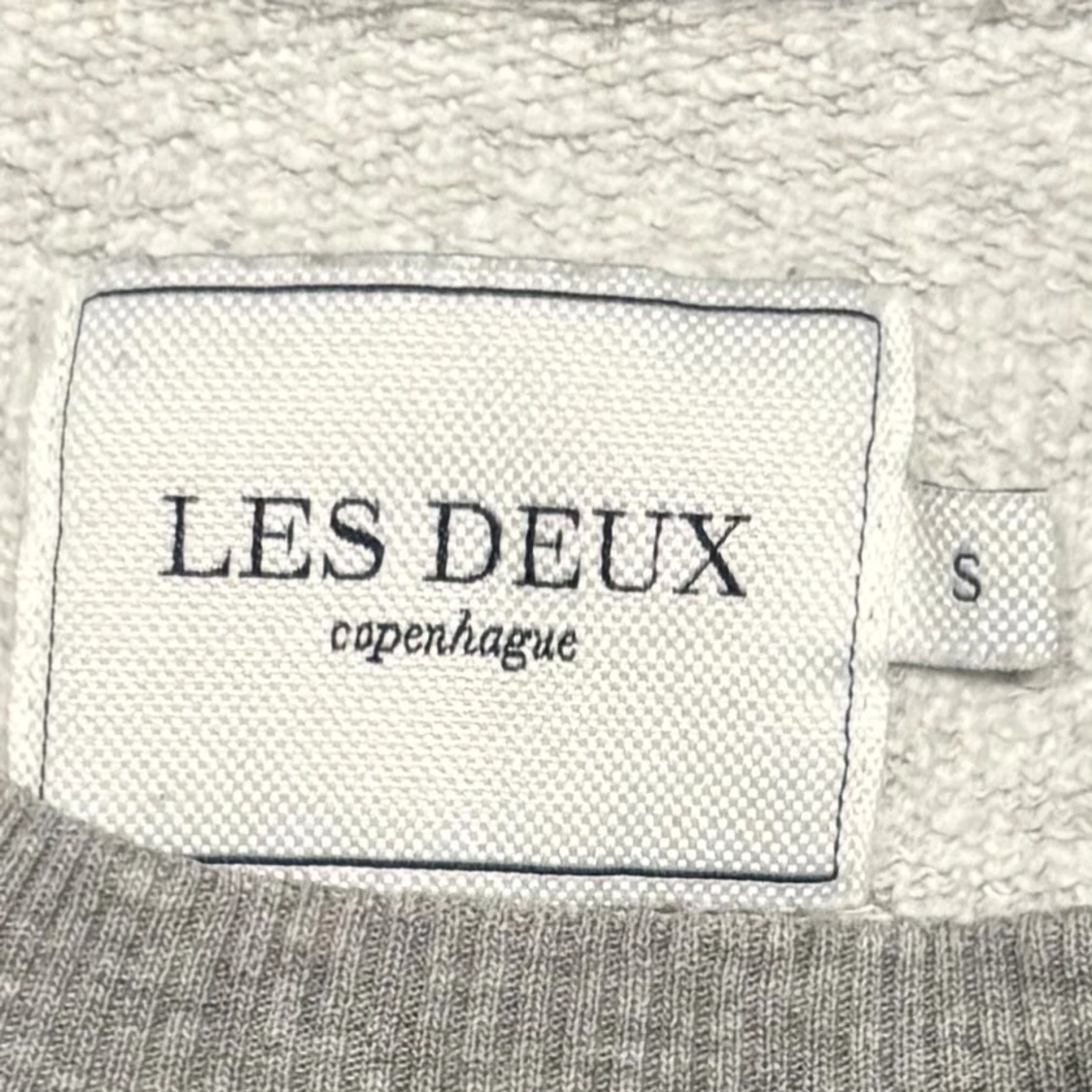 Grå sweatshirt från Les Deux - 2