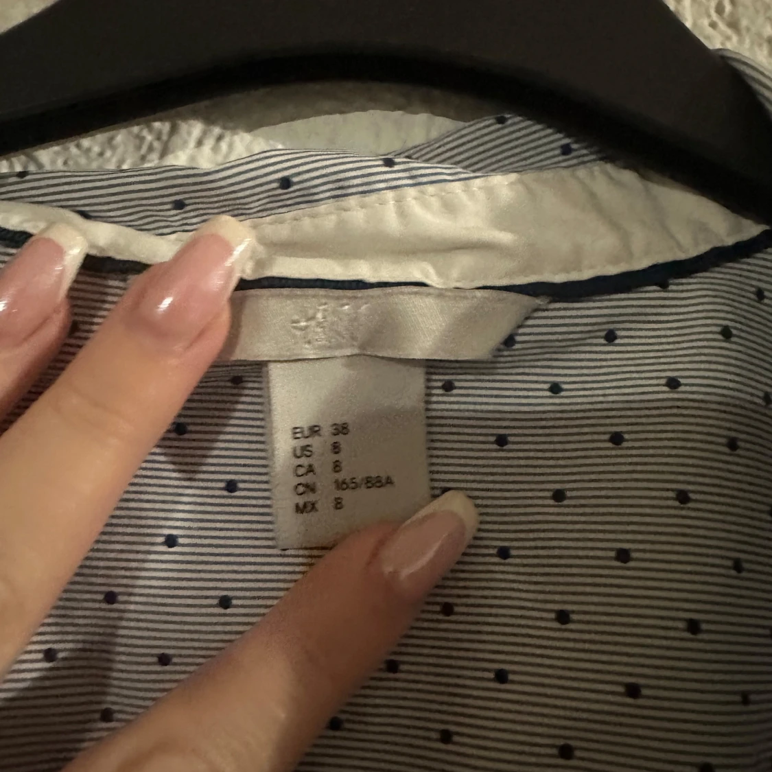 Blåvit prickig skjorta från H&M - 2