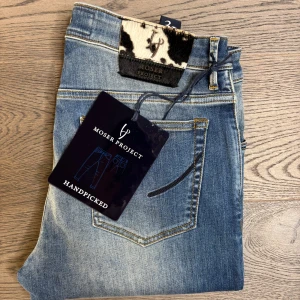 HELT NYA Handpicked jeans - Säljer dessa sprillans nya handpicked jeans i storlek W31. Dessa är höstens fetaste jeans och alla modeller är slim-fit🔥. Handpicked jeans är handgjord i staden Adria i Italien och använder japansk denim, den bästa på marknaden.  Om du har några frågor så som mått eller något annat så är det bara och fråga😊