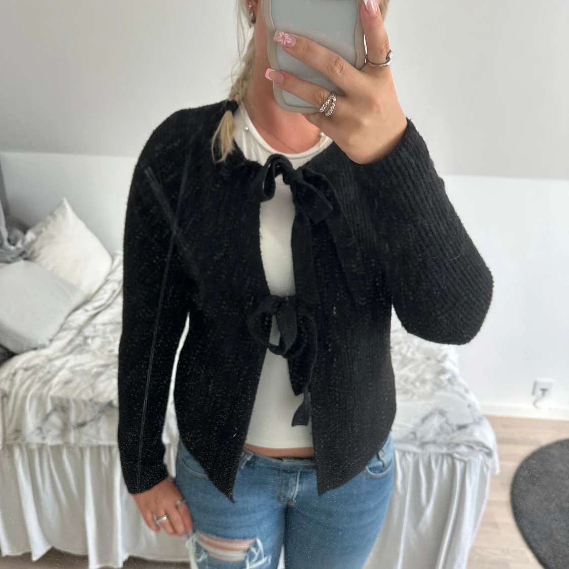 Svart stickad kofta med knyt