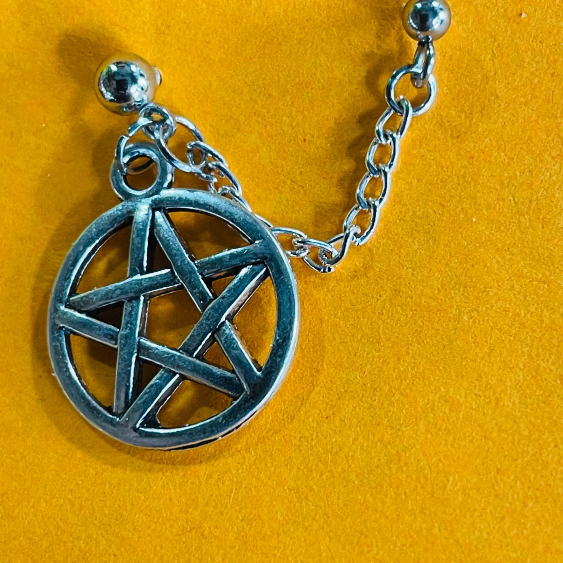By prisförslag- 1 st Silverfärgat pentagram örhänge