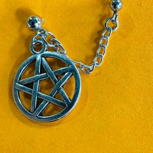 By prisförslag- 1 st Silverfärgat pentagram örhänge - Coolt dubbel örhänge i silverfärgad metall med en kedja och en rund pentagram-berlock. Kedjan har två kulformade fästen som ger en edgy vibe. Perfekt accessoar för dig som gillar alternativ stil och vill sticka ut. 1 st