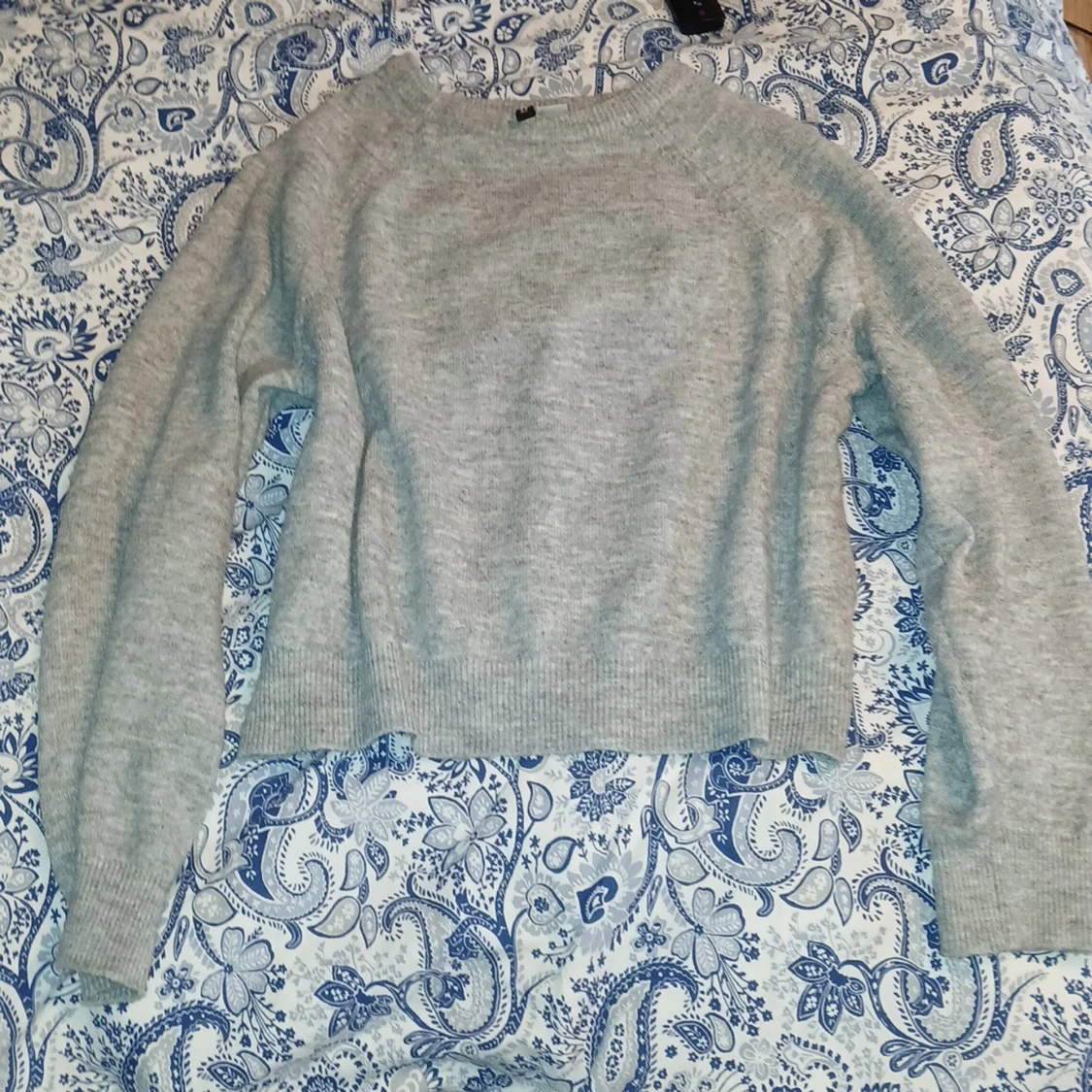 Ljusgrå stickad tröja från Divided