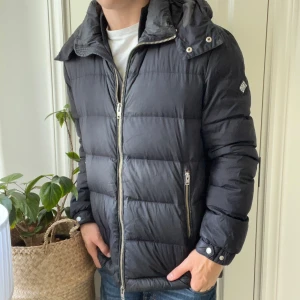 J.lindeberg jacka svart L - J.lindeberg jacka svart L, inga större defekter men den är använd och man märker ändå det. Inga håll direkt. Modellen är 180,75 kg☺️