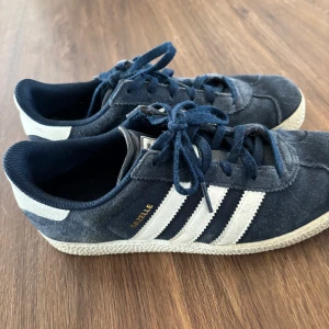 Mörkblå gazelle - Snygga skor som ej används längre💗