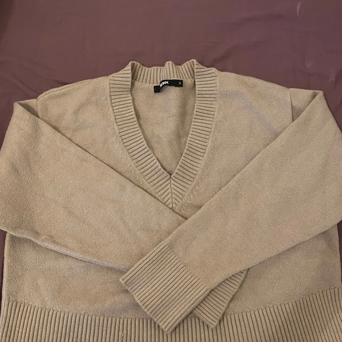 Beige stickad v-ringad tröja BIK BOK - 1