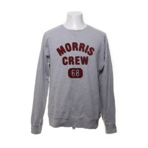 Morris tröja - Grå crewneck-tröja från Morris Gents med vinröd text 'Morris Crew 68' framtill. Klassisk passform med rund hals och långa ärmar. Perfekt för en chill och stilren look. Tillverkad i mjuk bomull för extra komfort. L sitter som M