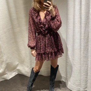 Zara klänning  - Snygg klänning från Zara! Den är i stl M men den är omsydd så den passar S❤️