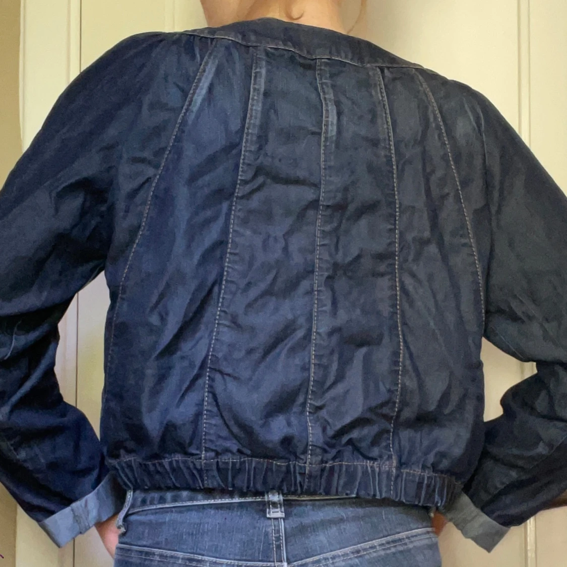 Mörkblå croppad jeansjacka med dragkedja och fickor. - 2