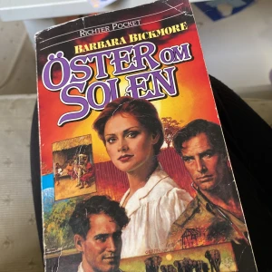 Öster om solen - Följ Liliane på ett äventyr från 1920-talets Europa till Kongos djungler. En berättelse om kärlek, mod och att våga följa sitt hjärta, där tre generationer kvinnor kämpar för sina drömmar och passioner. Perfekt för dig som gillar starka karaktärer och episka livsöden.