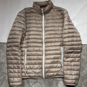 Colmar Jacka - Hej! Säljer nu min jacka från märket Colmar, storlek 48/M, bra skick. Tveka inte på att höra av dig om du har frågor eller funderingar kring jackan!