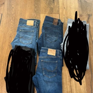 Jeans  från Jack & Jones slim Glenn - Säljer flera par klassiska blå jeans från Jack & Jones. Byxorna har raka ben, femficksmodell och snygga läderpatches bak i midjan. Perfekta för dig som gillar en tidlös och enkel stil, säljer för 70 kr styck alla är i storlek 30/32 och modell slim Glenn 