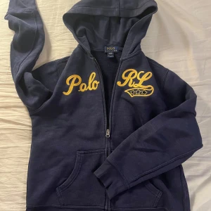 Mörkblå hoodie från Polo Ralph Lauren - Mycket bra skick, knappt använd, kontakta vid frågor