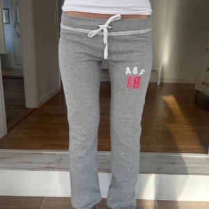 Abercrombie & fitch lågmidjade byxor - Ett par byxor från Abercrombie & fitch i storlek S. Kan upplevas mindre i storlek. Rakt över midjemått. 31cm. Innebenslängd: 84cm. Byxan bedöms i bra skick förutom att en del sitter något löst (skriv för bild). Jag skickar ditt köp inom 24h. Se liknande plagg i min profil! 