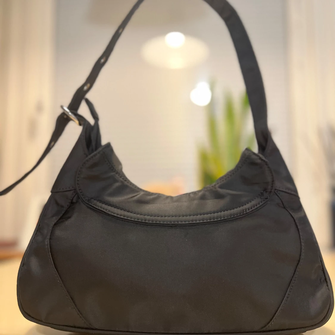 Silfen - Svart axelväska med silverdetalj  - 1