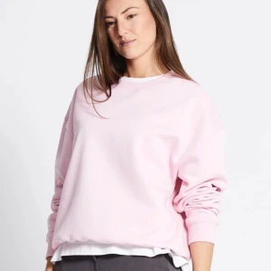 Ljusrosa oversized sweatshirt - Enkel och snygg ljusrosa sweatshirt med oversized passform och långa ärmar. Tröjan har rund halsringning och ribbade muddar vid ärmslut och nederkant. 