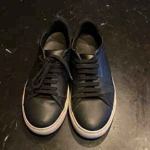 Svarta sneakers från Axel Arigato - Svarta Axel Arigato i skinn, strl 40 i bra skick