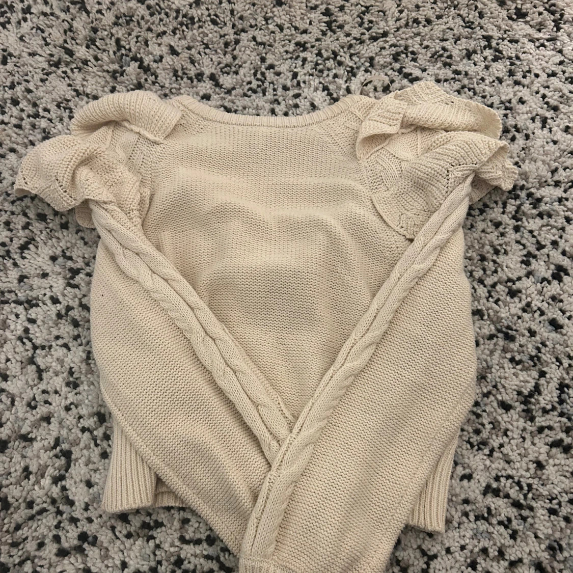 Beige stickad tröja med volang från ONLY - 1