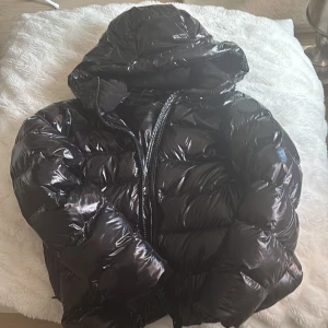 Rockandblue jacka  - Riktigt fet glänsig vinter puff jacka. Typ oanvänd inga skador samt bättre pris än köpa en helt ny! Pris kan diskuteras 