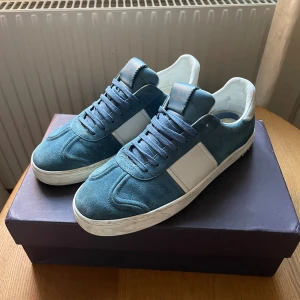 Valentino Flycrew  - Otroligt feta Valentino Flycrews nu till salu ‼️        Storlek: 42.5, sitter något större. 👞                       Skick: Fint skick förutom att 3 spikar är borta på vardera sko (Bild 3). *Använda men fortfarande mycket kvar att ge 🙌                                                Låda medföljer ✅ | Tveka inte vid nån fråga 🙋‍♂️ 