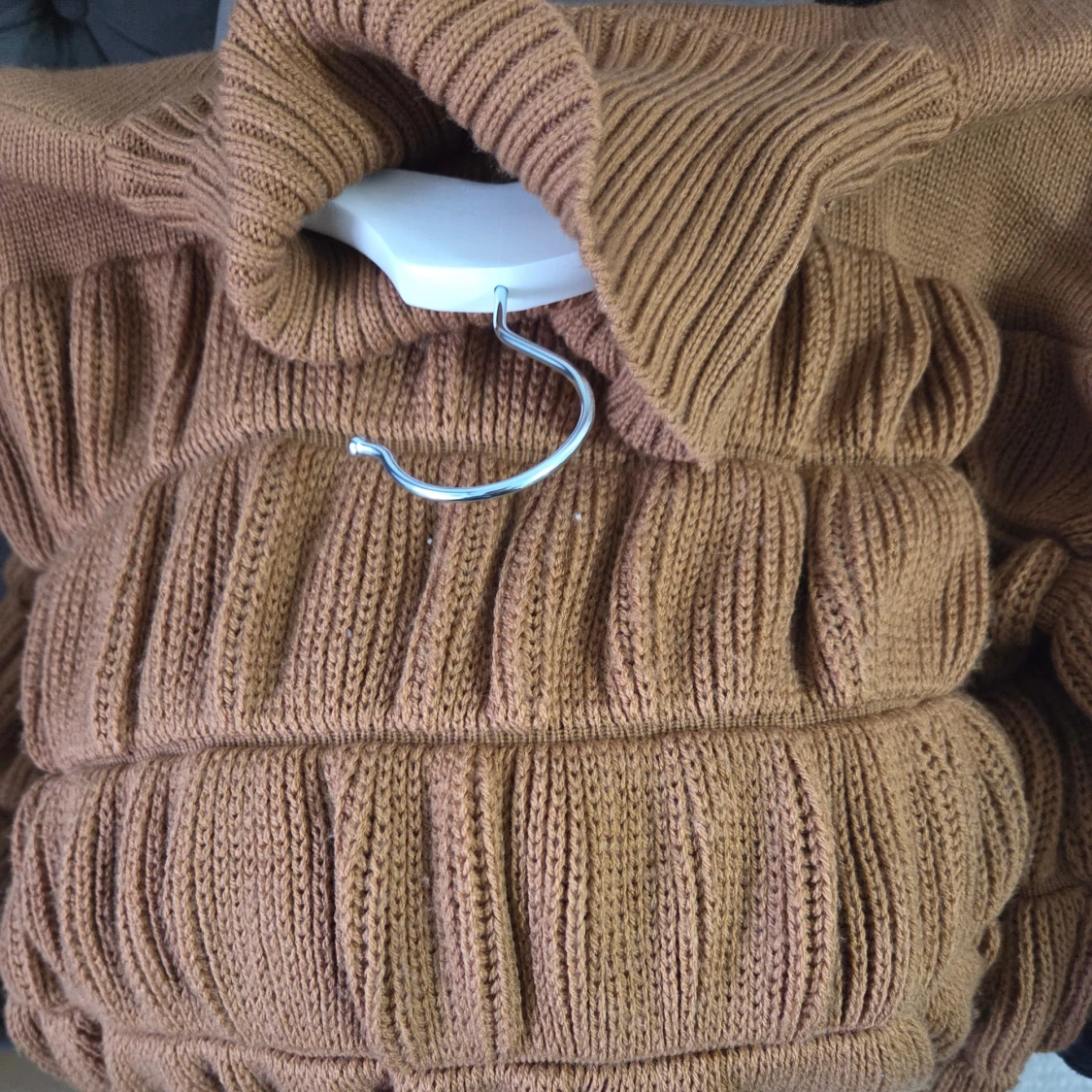 Brun stickad tröja med polokrage - 2