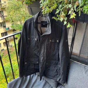 Hugo Boss Field-jacka - Mycket snygg och stilren jacka säljer då den blivit för stor för mig, sitter som L perfekt till hösten! Passar dig som är 185+ och väger ish 85+ (bred axlad) 