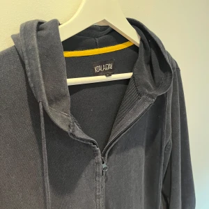 hoodie med luva  - Säljer min tröja från koala bay. Säljs pga av storlek. Skriv vid minsta fundering. Priset är inte hugget i sten 