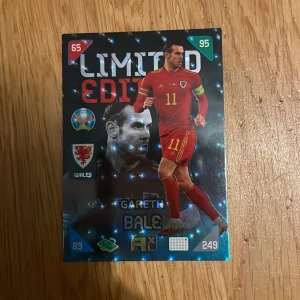 Limited Edition Gareth Bale - UEFA Euro 2020 Adrenalyn XL - Samlarobjekt för fotbollsfans! Limited Edition-kort av Gareth Bale från Wales, UEFA Euro 2020 Adrenalyn XL-serien. Perfekt för dig som älskar sport, samlar på fotbollskort eller vill ha något unikt i din samling.
