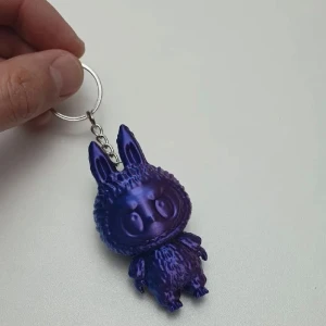 Labubu nyckelring i lila - Finns i lila och krom