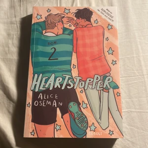Heartstopper 2 svenska - Säljer för 75kr har även alla andra böckerna i svenska 1,2,3,4 och 5, om du vill ha alla fem så kan du dma mig så fixar jag lägre pris:) 