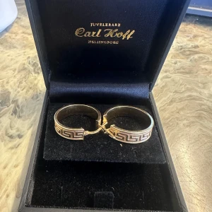 Versace örhänge äkta guld - Hej jag säljer äkta Versace guld örhänge. Den är 18 karat och väger 3,5 gram. Köpte dom i Sverige 