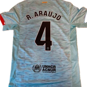 Barcelona kit 2023 - Säljer nu denna extremt fina Barcelona tröjan med Araujo på ryggen. Tröjan är från säsong 2023, riktigt fint skick. Storlek: M