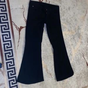 Svarta bootcut jeans - Säljer   ett par svarta jeans med bootcut-modell och klassisk femficksdesign. Jeansen har en snygg utsvängd passform nertill och är tillverkade i ett mjukt denimtyg. Perfekta för dig som gillar en retroinspirerad look. Helt nya oanvänd för jag köpte fel storlek 