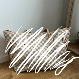 Rutig väska som liknar märke - Skriv för fler bilder!! 🫶🏻