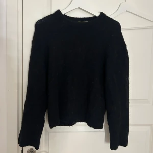 svart stickad tröja - vanlig svart stickad från gina
