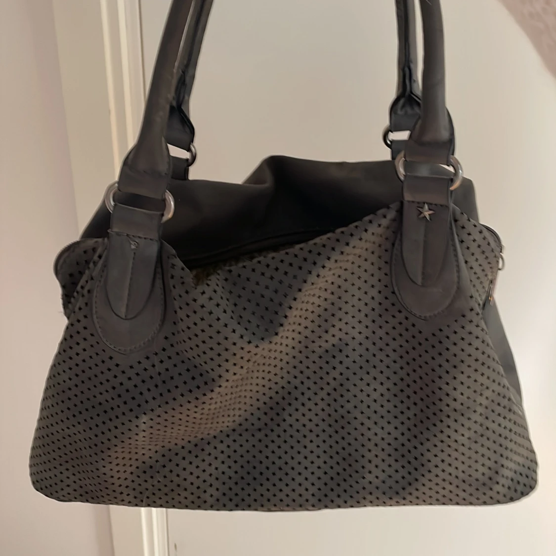 Svart axelväska i skinn med stjärndetaljer - 2