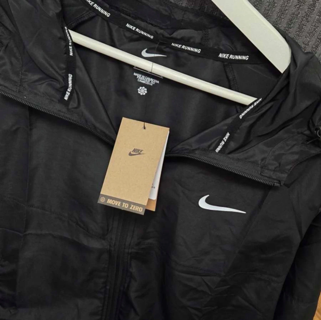 Svart vindjacka från Nike Running - 1